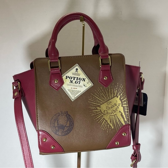 HOGWARTS 9 3/4 BIOWORLD SATCHEL WITH CROSSBODY STRAP HARRY POTTER New With Tags - Picture 2 of 16